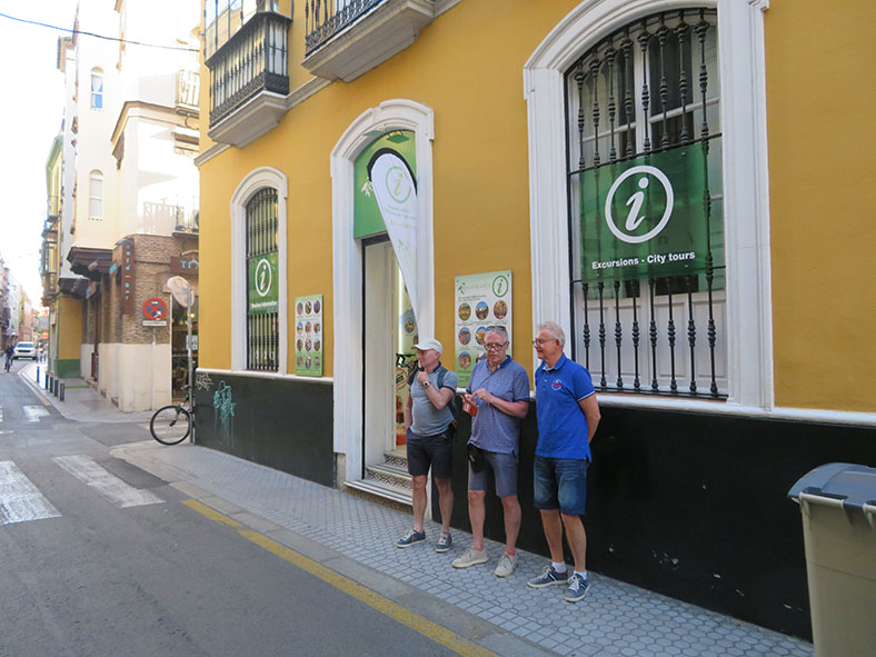 Fietsen huren de Calle Trajano in Sevilla met Han, Piet, Sjaak en Hans